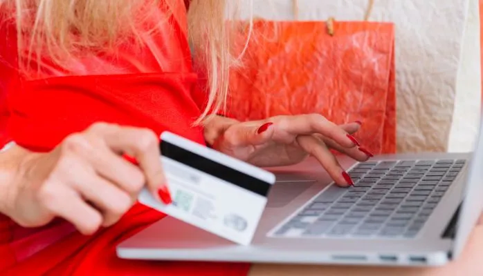 Le « bouton de commande » sur les sites marchands par internet doit explicitement indiquer l’obligation de payer du consommateur, avant même la réalisation de conditions édictées par le contrat 